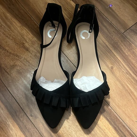 New Ruffle Flats - Picture 4 of 4